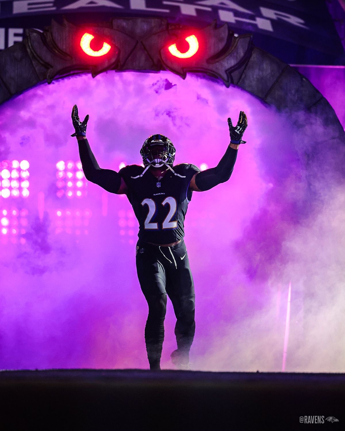 Ravens player entering M&T Bank Stadium through raven arch